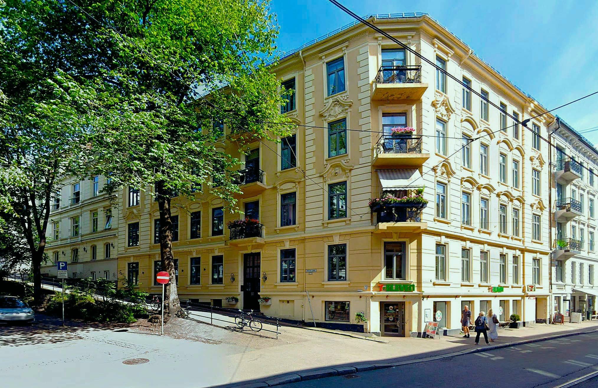 Klassisk bygård med gul fasade i Oslo